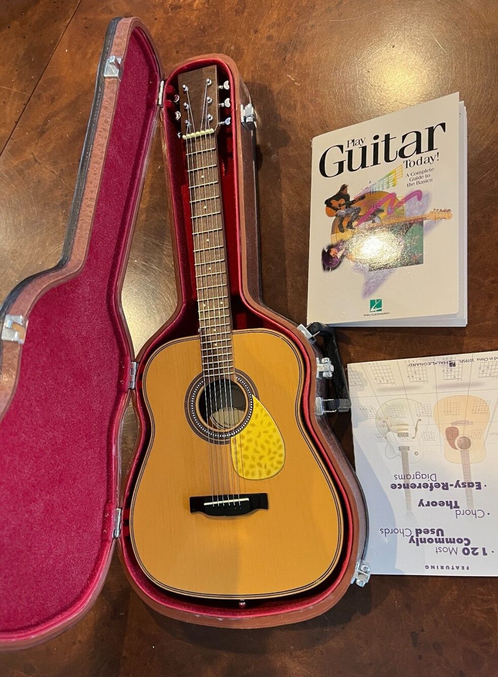 AMERICAN GIRL Acoustic Guitar + Case + Books 18" Doll Julie excellent condition